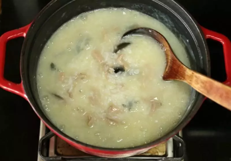 正宗皮蛋瘦肉粥做法,直接下米?錯!腌肉加澱粉和蛋清?錯!