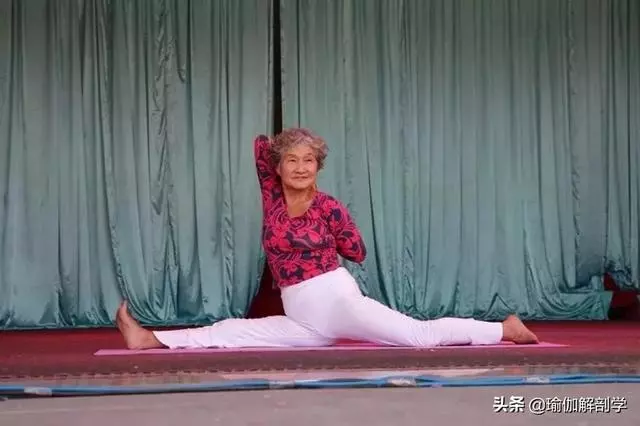 75歲老奶奶練瑜伽重塑女兒身,劈叉倒立不輸年輕人!