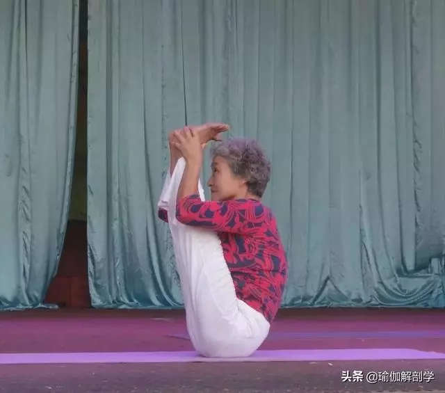 75歲老奶奶練瑜伽重塑女兒身,劈叉倒立不輸年輕人!