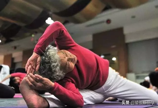 75歲老奶奶練瑜伽重塑女兒身,劈叉倒立不輸年輕人!