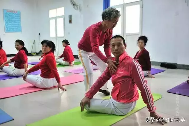 75歲老奶奶練瑜伽重塑女兒身,劈叉倒立不輸年輕人!