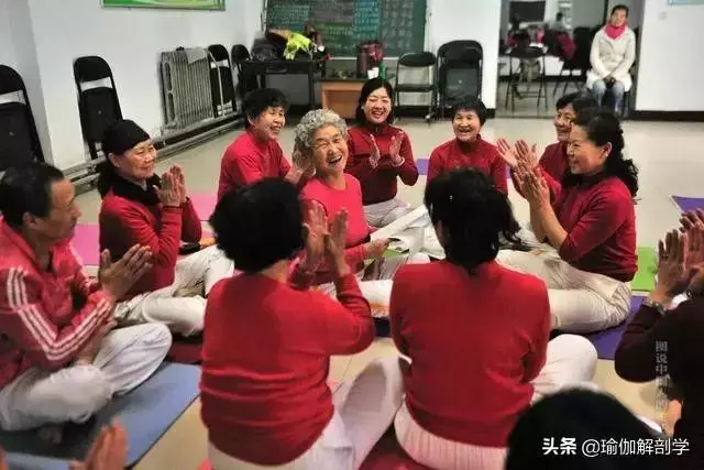 75歲老奶奶練瑜伽重塑女兒身,劈叉倒立不輸年輕人!