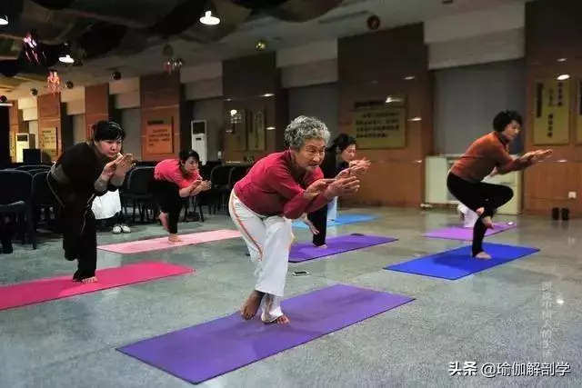 75歲老奶奶練瑜伽重塑女兒身,劈叉倒立不輸年輕人!