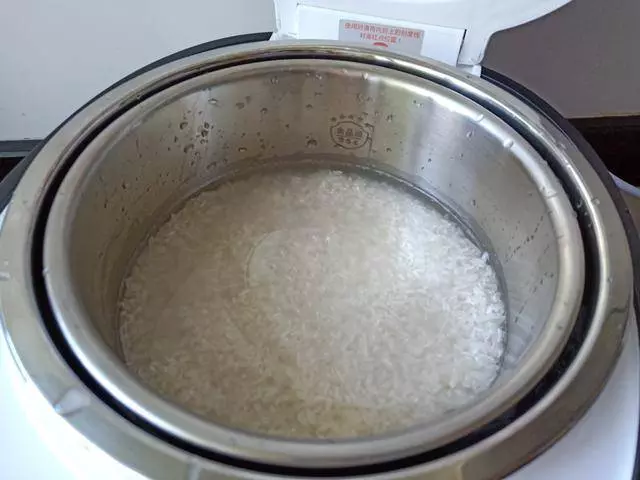 你還在用水煮飯嗎?原來米飯這麼做,才更香更健康呢!