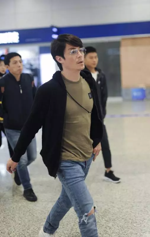 霍建華和老婆林心如一起幸福肥 圓潤肚腩肥足一圈