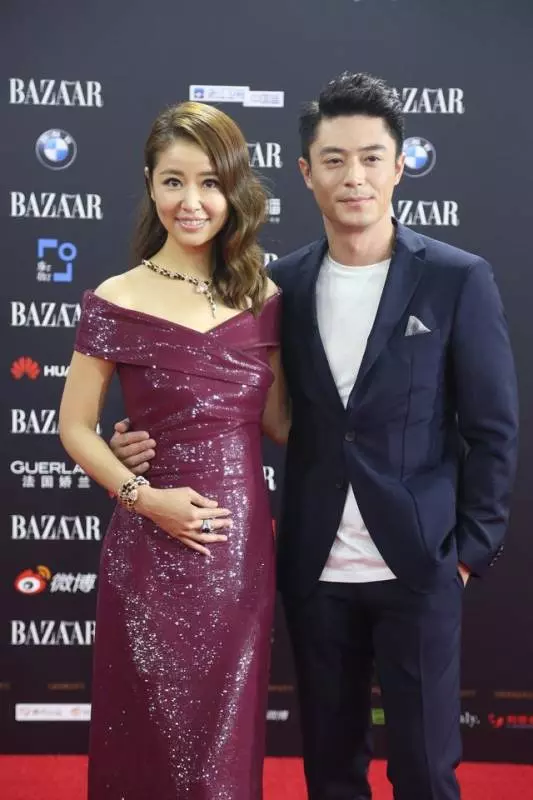 霍建華和老婆林心如一起幸福肥 圓潤肚腩肥足一圈