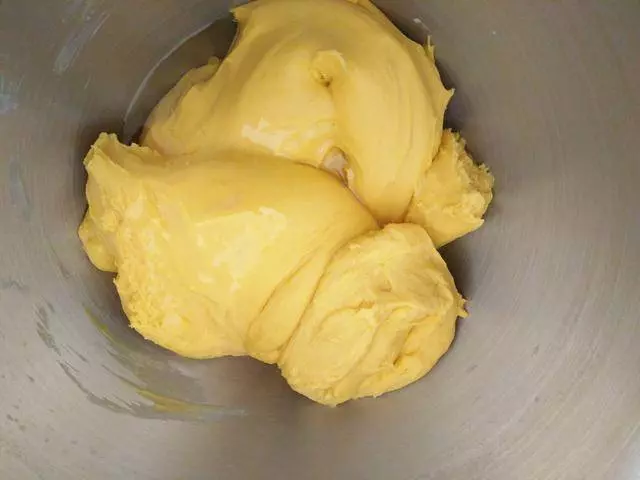 小時候老麵包的味道,改良了方子,加了南瓜泥,口感更加香甜