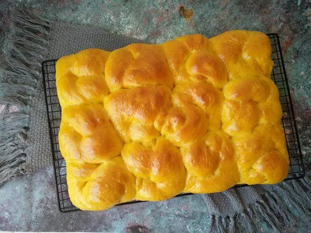 小時候老麵包的味道,改良了方子,加了南瓜泥,口感更加香甜