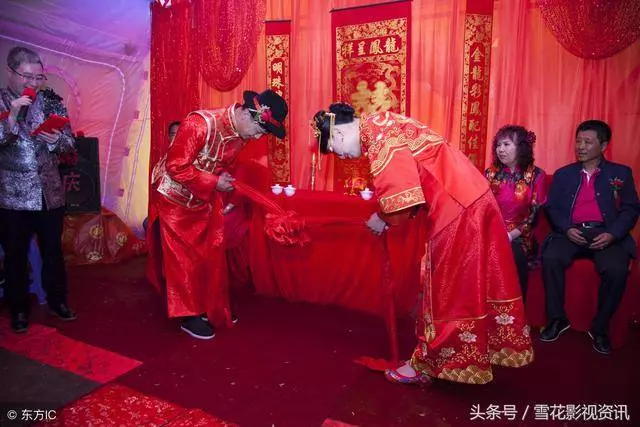 洞房花燭老公太緊張躲衛生間,婆婆打來電話,聽見電話俺笑癱在地 !