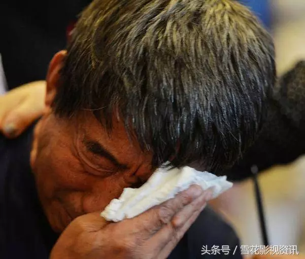 丈夫出差,妻子回鄉下探望婆婆,卻被公公擋在門外,撞開門後淚目 !