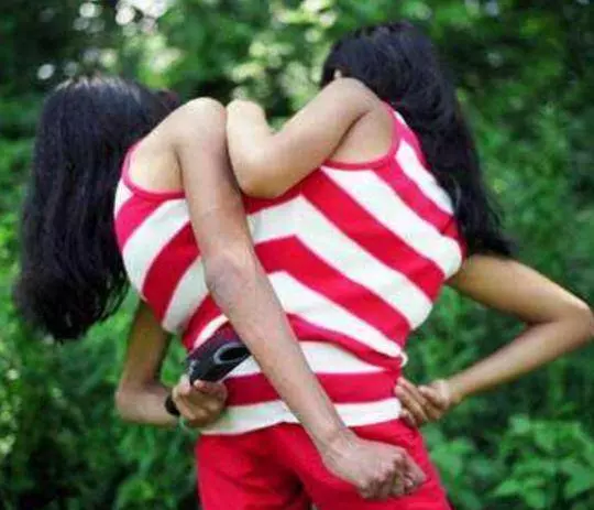連體姐妹嫁給連體兄弟!婚後很幸福,網友直呼:這波不虧只有賺!