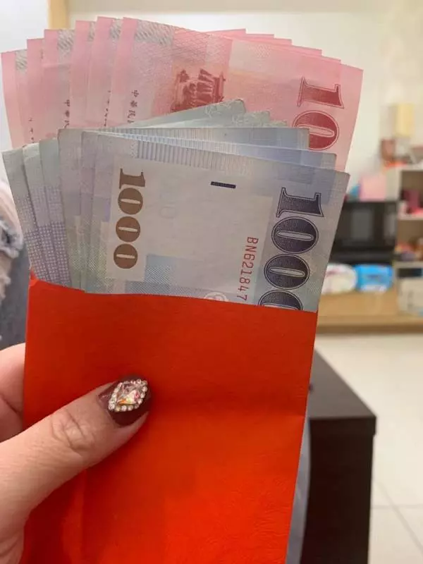 老公出門塞超厚一包!她打開是「6600元情人節大紅包」爽翻 一抽出來「神展開」秒變臉:拎阿嬤勒