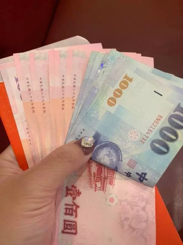老公出門塞超厚一包!她打開是「6600元情人節大紅包」爽翻 一抽出來「神展開」秒變臉:拎阿嬤勒