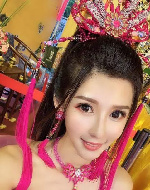 全台最美禮生!廟宇祭典驚見「仙女級神明侍女」 本尊被神出「逆天美腿」信徒秒暴動:下凡來的
