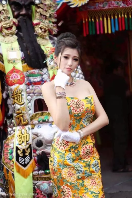 全台最美禮生!廟宇祭典驚見「仙女級神明侍女」 本尊被神出「逆天美腿」信徒秒暴動:下凡來的