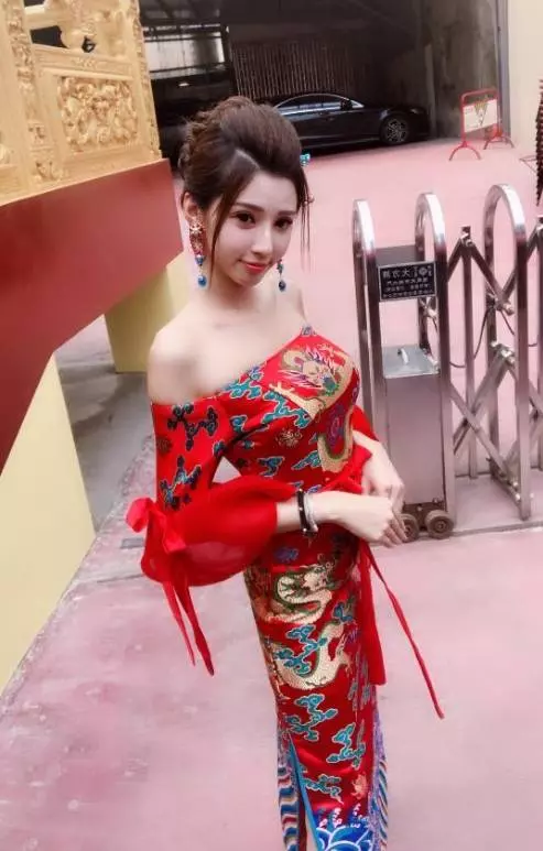 全台最美禮生!廟宇祭典驚見「仙女級神明侍女」 本尊被神出「逆天美腿」信徒秒暴動:下凡來的