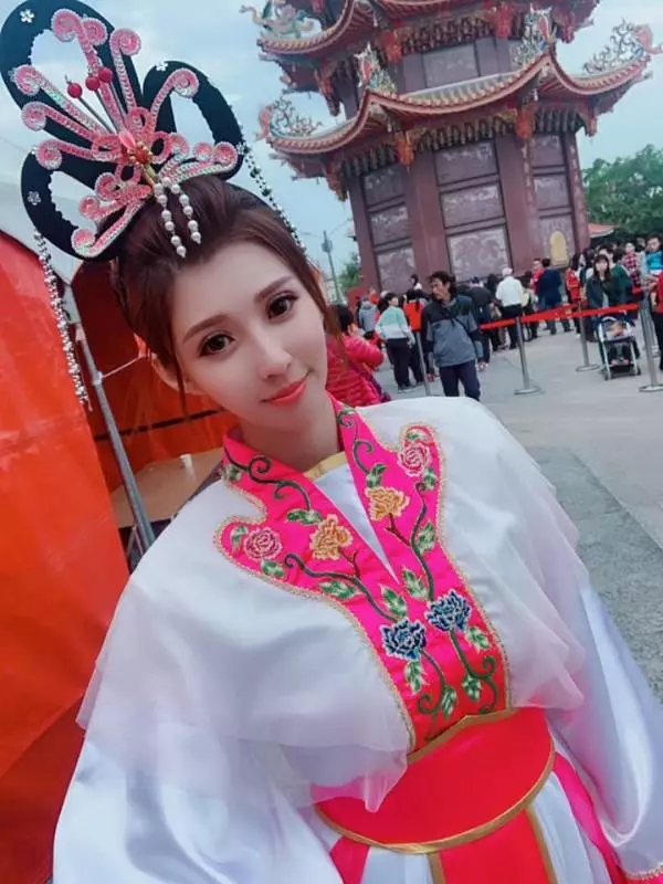全台最美禮生!廟宇祭典驚見「仙女級神明侍女」 本尊被神出「逆天美腿」信徒秒暴動:下凡來的