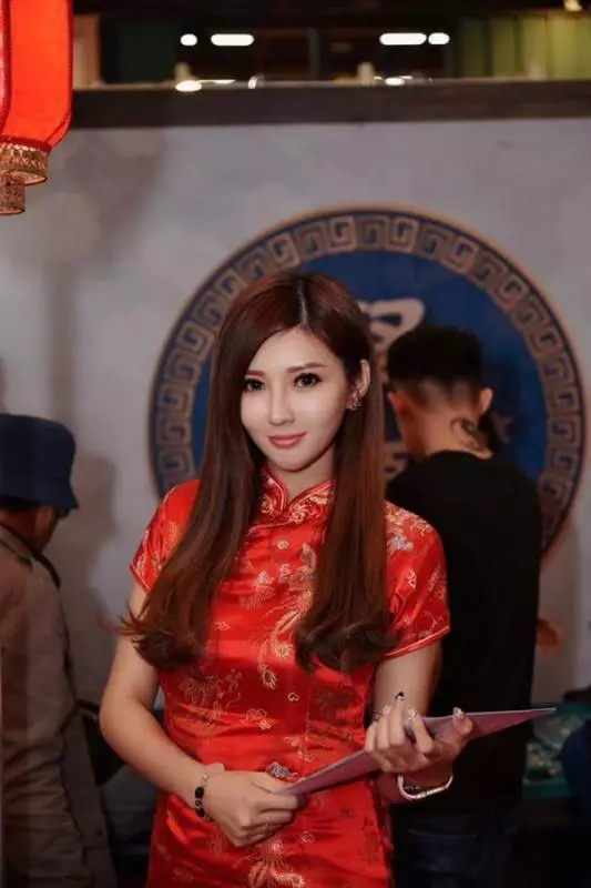 全台最美禮生!廟宇祭典驚見「仙女級神明侍女」 本尊被神出「逆天美腿」信徒秒暴動:下凡來的