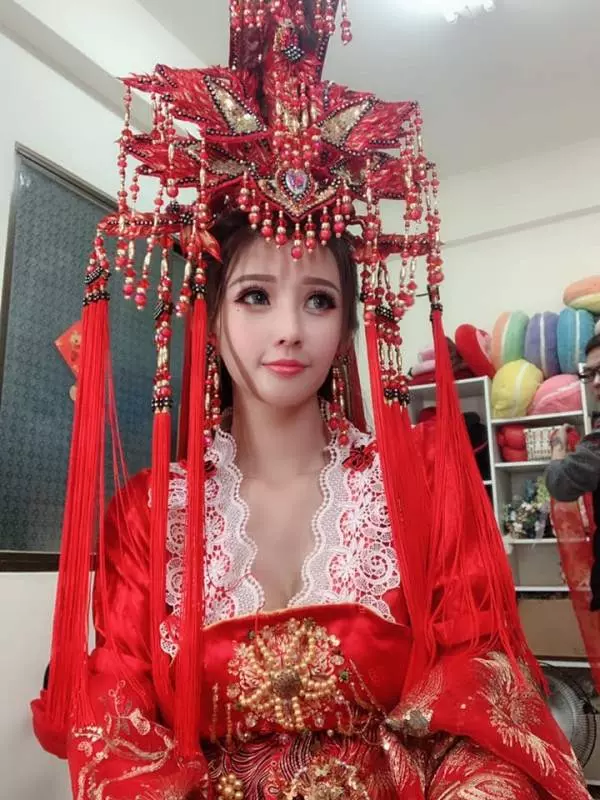 全台最美禮生!廟宇祭典驚見「仙女級神明侍女」 本尊被神出「逆天美腿」信徒秒暴動:下凡來的