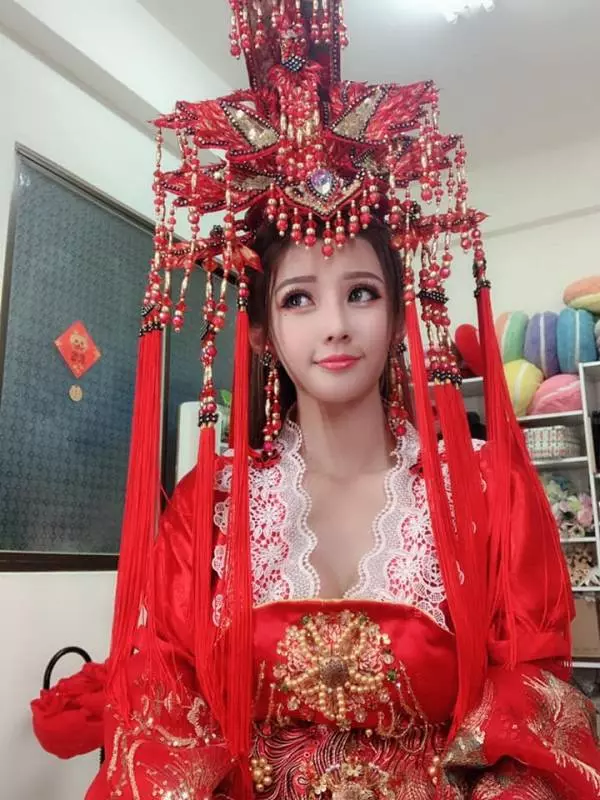全台最美禮生!廟宇祭典驚見「仙女級神明侍女」 本尊被神出「逆天美腿」信徒秒暴動:下凡來的