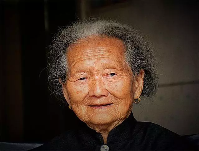 瘸腿狗每日將食物扔進樹林裡的枯井,當人們挖開枯井後,看到裡面被嚇住了!