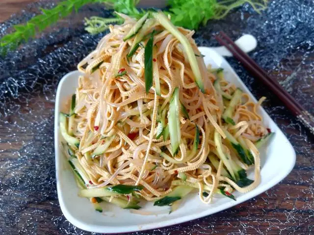 推薦一道東北家常涼拌菜,生熟搭配營養好,吃它爽口又開胃!
