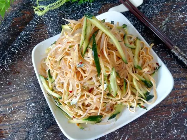 推薦一道東北家常涼拌菜,生熟搭配營養好,吃它爽口又開胃!