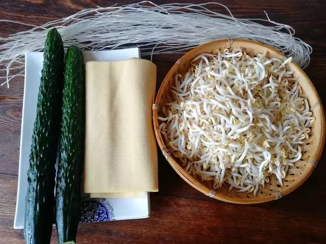 推薦一道東北家常涼拌菜,生熟搭配營養好,吃它爽口又開胃!