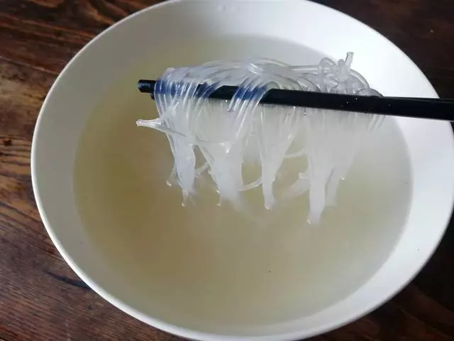 推薦一道東北家常涼拌菜,生熟搭配營養好,吃它爽口又開胃!