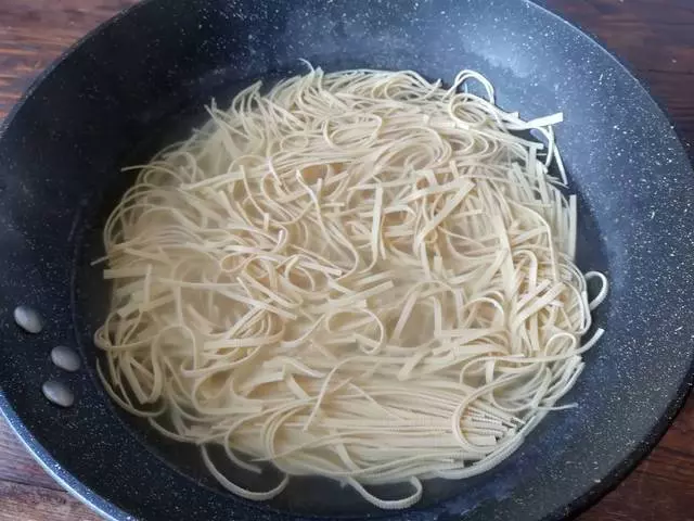 推薦一道東北家常涼拌菜,生熟搭配營養好,吃它爽口又開胃!