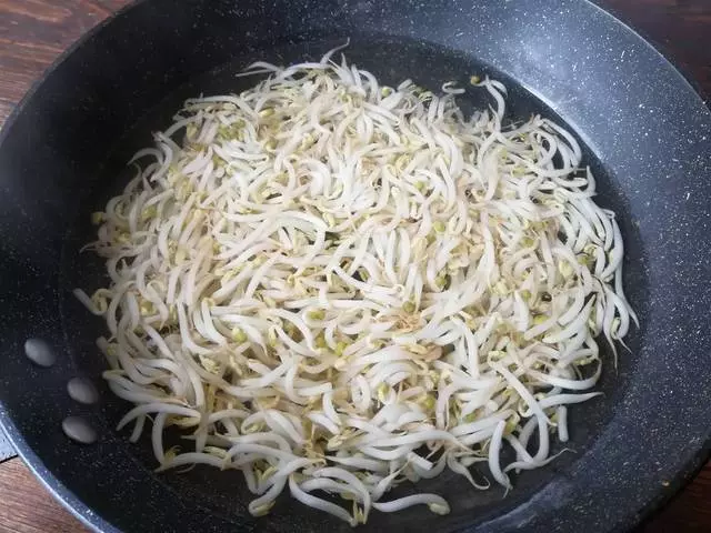 推薦一道東北家常涼拌菜,生熟搭配營養好,吃它爽口又開胃!