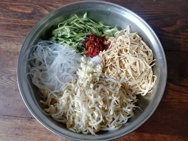推薦一道東北家常涼拌菜,生熟搭配營養好,吃它爽口又開胃!
