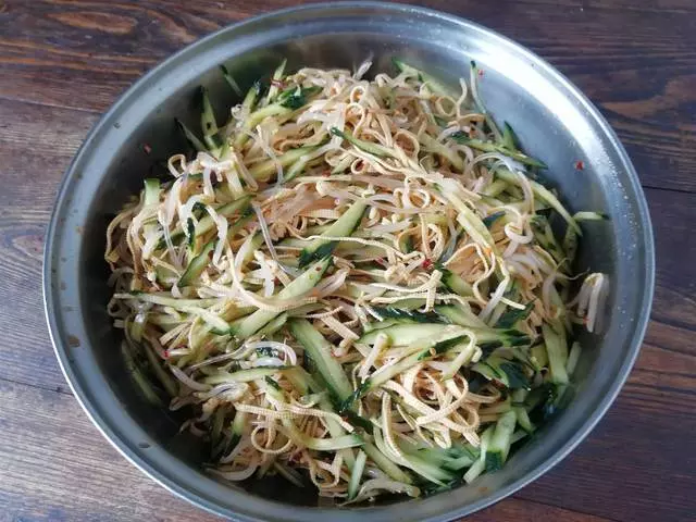 推薦一道東北家常涼拌菜,生熟搭配營養好,吃它爽口又開胃!