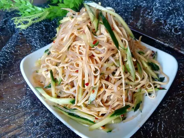 推薦一道東北家常涼拌菜,生熟搭配營養好,吃它爽口又開胃!