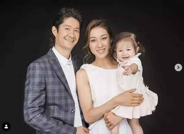 鍾嘉欣出席活動~老公忙帶娃、在旁默默盯場!