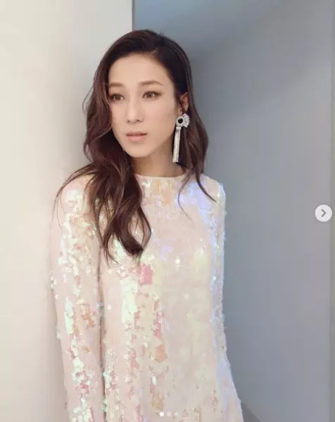 鍾嘉欣出席活動~老公忙帶娃、在旁默默盯場!