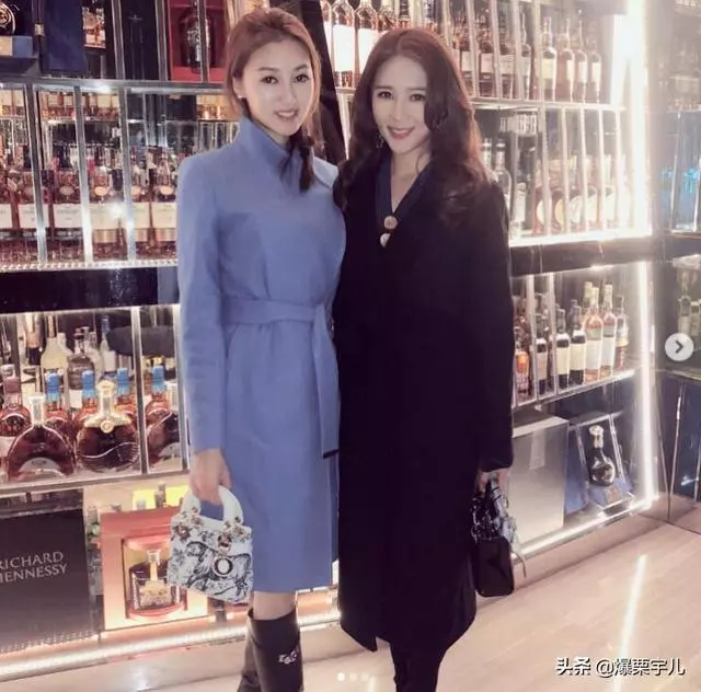 港姐何艷娟離婚心情好,搬離67歲總裁老公豪宅,與闊太閨蜜聚餐