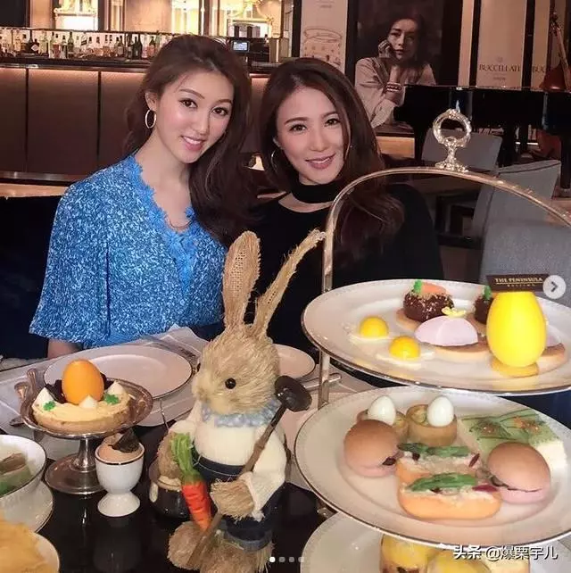 港姐何艷娟離婚心情好,搬離67歲總裁老公豪宅,與闊太閨蜜聚餐