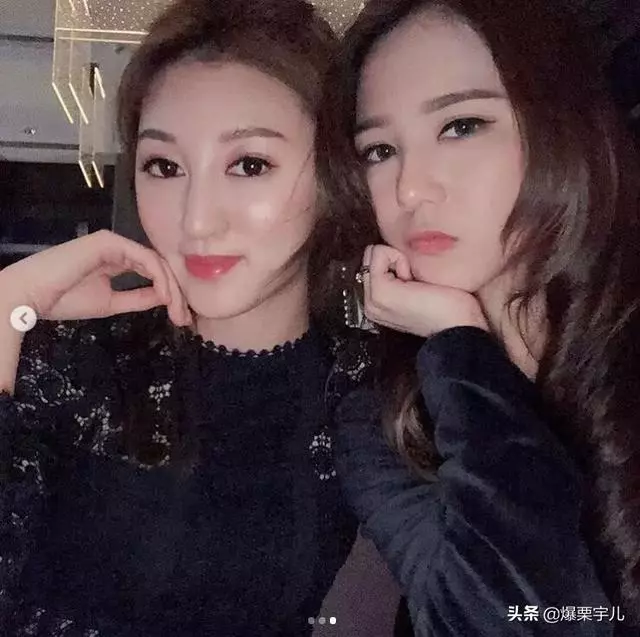 港姐何艷娟離婚心情好,搬離67歲總裁老公豪宅,與闊太閨蜜聚餐