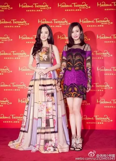 楊冪參加活動被旁邊的小女孩踩到裙尾,她的反應再次驗證了「她的人品」