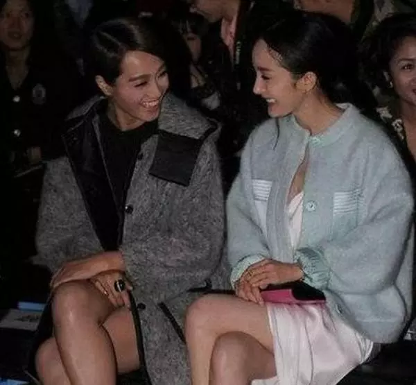 楊冪參加活動被旁邊的小女孩踩到裙尾,她的反應再次驗證了「她的人品」