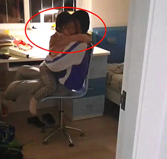 妹妹犯錯被媽媽罵,哭著跑到哥哥的懷裡求安慰,接下來這一幕,網友看後不淡定了