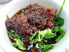 答應神明不吃牛!弟弟不小心「吃到沙茶醬」超慌張怕被懲罰 網友狂舉例笑喊:破戒了~