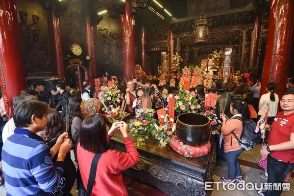 答應神明不吃牛!弟弟不小心「吃到沙茶醬」超慌張怕被懲罰 網友狂舉例笑喊:破戒了~