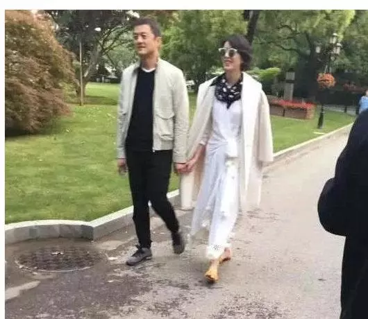戀情再添實錘!李亞鵬攜緋聞女友再亮相,面對攝影機也毫不避諱!