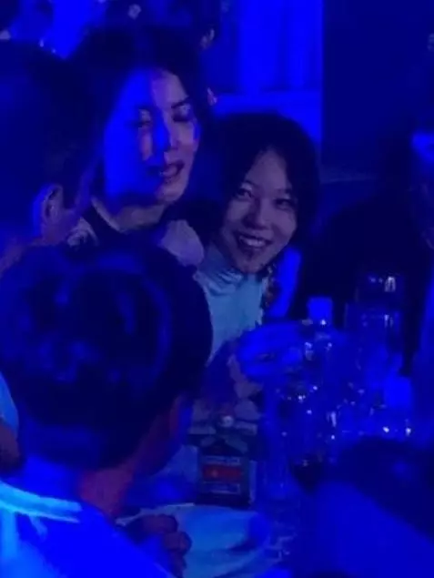戀情再添實錘!李亞鵬攜緋聞女友再亮相,面對攝影機也毫不避諱!