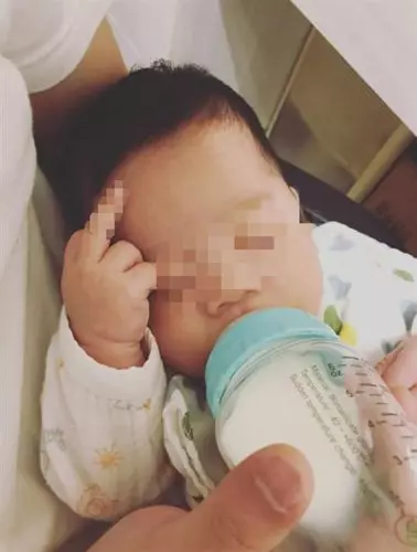《哇靠》小姨子在家「」喂奶「」 姊夫也來(吸)一份