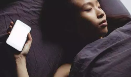 睡覺時手機千萬別放床頭!無線輻射可以造成基因多大傷害?看看文章就知曉了!