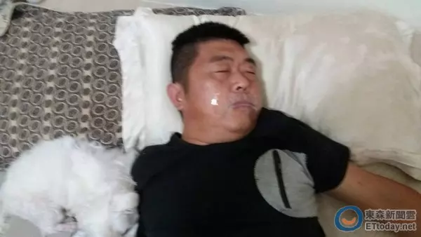 她回家驚見爸爸「嘴巴被黏膠帶」以為是惡作劇,結果一問才知道....理由讓網友都哭濕了棉被!