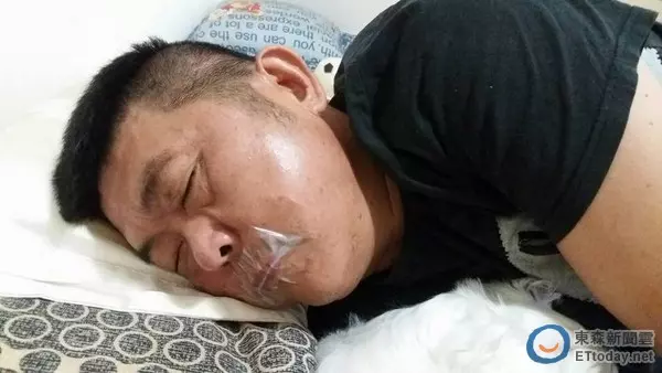 她回家驚見爸爸「嘴巴被黏膠帶」以為是惡作劇,結果一問才知道....理由讓網友都哭濕了棉被!